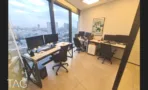 עמדות עבודה מול קיר מסך עם נוף עירוני במשרד 67 מ״ר במגדל רסיטל