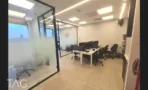 חדר עמדות מזוגג עם תאורת לד לינארית במשרד 67 מ״ר במגדל רסיטל
