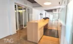 מטבחון עם ארונות עץ במשרד להשכרה בבית ספיר הרצליה - תג נכסים