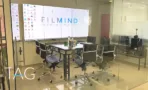 חדר ישיבות מזוגג עם קיר מסכים, שולחן זכוכית וכיסאות עור, במשרד להשכרה 173 מ