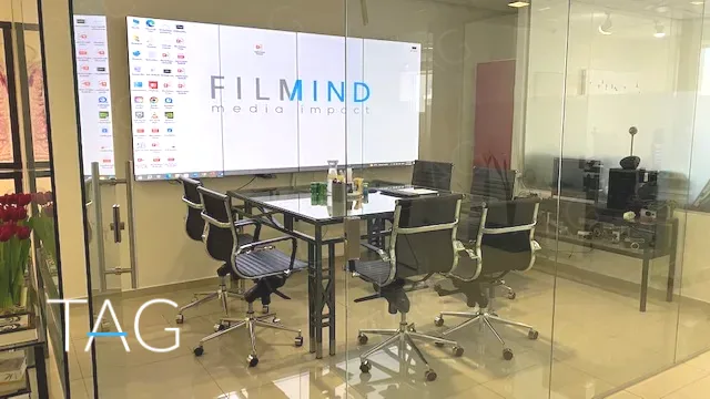 חדר ישיבות מזוגג עם קיר מסכים, שולחן זכוכית וכיסאות עור, במשרד להשכרה 173 מ