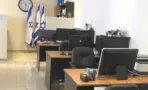 חלל עבודה פתוח עם עמדות מחשב ושעון קיר, במשרד להשכרה 173 מ