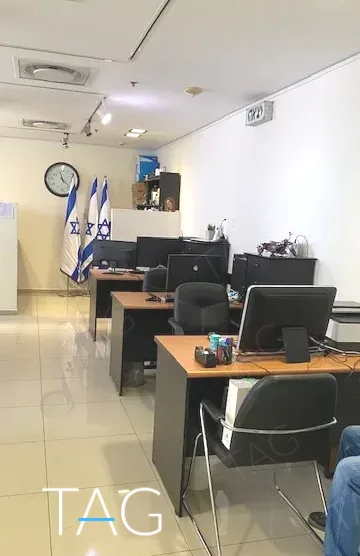 חלל עבודה פתוח עם עמדות מחשב ושעון קיר, במשרד להשכרה 173 מ