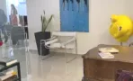 פינת קבלה עם שולחן עץ עתיק ושטיח פרסי, במשרד להשכרה 173 מ