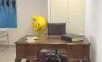 עמדת מנהל עם שולחן עץ מגולף וכיסא עור, במשרד להשכרה 173 מ