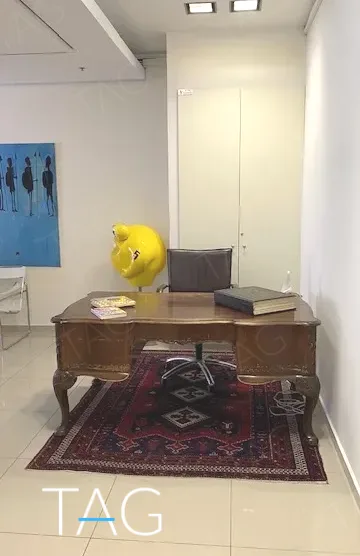 עמדת מנהל עם שולחן עץ מגולף וכיסא עור, במשרד להשכרה 173 מ