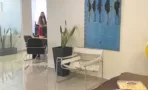 פינת המתנה עם תאורת מסילה וצמחייה, במשרד להשכרה 173 מ