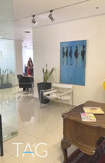 פינת המתנה עם תאורת מסילה וצמחייה, במשרד להשכרה 173 מ