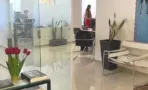 חלל עבודה מאחורי מחיצות זכוכית עם פינת המתנה, במשרד להשכרה 173 מ