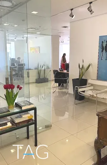 חלל עבודה מאחורי מחיצות זכוכית עם פינת המתנה, במשרד להשכרה 173 מ