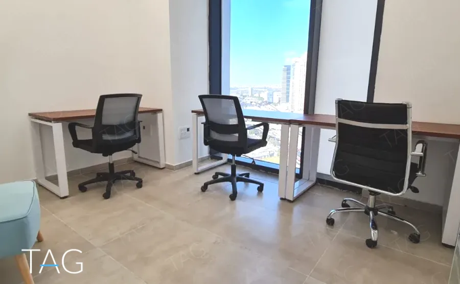 שלוש עמדות עבודה במשרד 80 מ״ר במגדל רסיטל