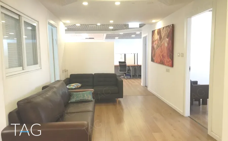 מסדרון פנימי במשרד להשכרה 700 מ