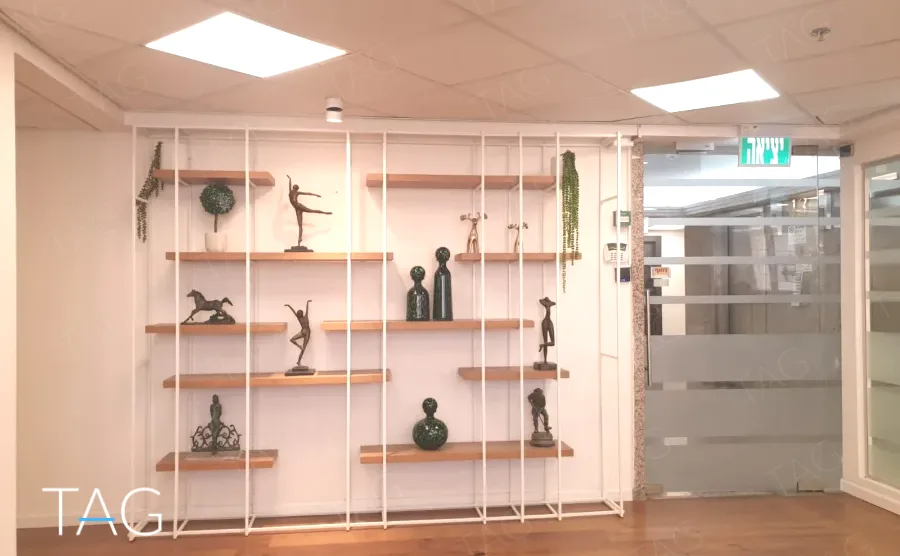 יחידת מדפי תצוגה במשרד להשכרה 700 מ
