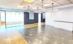 חלל משרד ריק עם פרקט כהה במגדל לוינשטיין תל אביב - תג נכסים