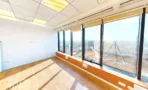 חדר ריק עם חלונות לאורך הקיר במגדל לוינשטיין - תג נכסים