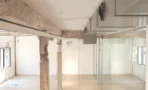 חלל עבודה פתוח במשרד להשכרה בשדרות רוטשילד תל אביב - עמודי בטון חשופים ומחיצות זכוכית - תג נכסים