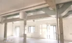 חלל פתוח במשרד להשכרה בשדרות רוטשילד תל אביב - תקרה חשופה עם תעלות מיזוג וחלונות - תג נכסים
