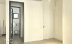 מעבר לשירותים פרטיים במשרד להשכרה בשדרות רוטשילד תל אביב - משקוף שחור וקירות לבנים - תג נכסים
