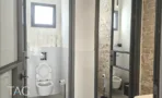 שירותים פרטיים במשרד להשכרה בשדרות רוטשילד תל אביב - חיפוי קרמיקה לבן וקיר לבנים חשוף - תג נכסים