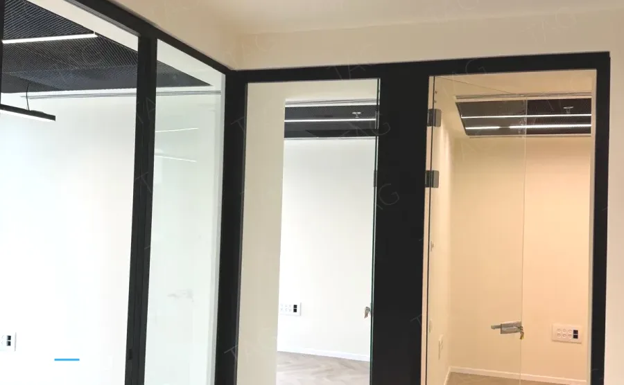 חדרי משרד מזוגגים בACRO BUSINESS CAMPUS עם מסגרות שחורות ומיזוג מיני מרכזי - תג נכסים