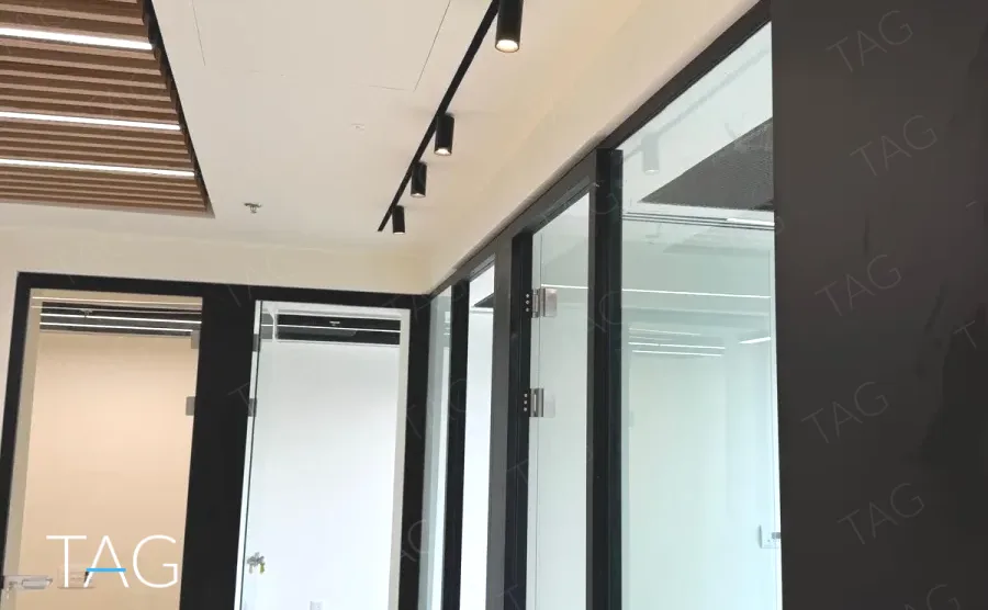 אזור משרדי בACRO BUSINESS CAMPUS עם תקרת סנפירים, מחיצות זכוכית ותאורת פסים - תג נכסים