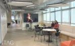 אזור ישיבה וטלוויזיה במשרד 500 מ״ר במגדל רסיטל
