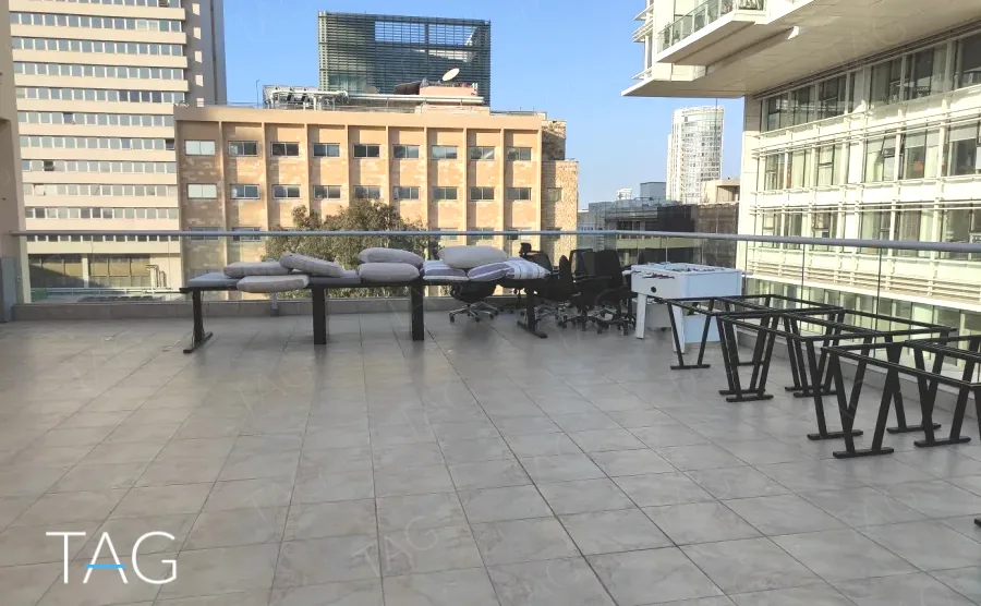 מרפסת גג פרטית במשרד להשכרה בשדרות רוטשילד תל אביב - ריהוט חוץ ונוף בנייני העיר - תג נכסים