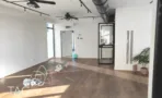 חלל עבודה פתוח במשרד להשכרה בשדרות רוטשילד תל אביב - רצפת פרקט, מחיצות זכוכית ומאווררי תקרה - תג נכסים