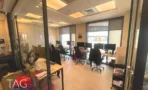 עמדות עבודה מול חלונות עם וילונות גלילה במשרד 147 מ״ר במגדל רסיטל