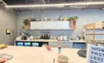 מטבחון עם ארונות לבנים, משטח שיש ומדף תבלינים