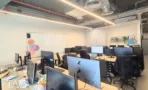 עמדות עבודה עם מסכים כפולים ולוח מחיק לבן