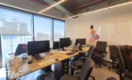 חלל עבודה פתוח מול חלונות עם נוף לעיר