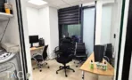 חדר עבודה עם עמדות מחשב במשרד 80 מר במגדל רסיטל