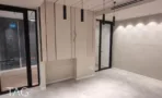 חלל משרדי בACRO BUSINESS CAMPUS עם חיפוי קיר מחורץ ותאורה תלויה שחורה - תג נכסים
