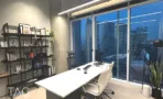 חדר עבודה עם ספריית מתכת ונוף לילי לעיר במשרד 347 מ״ר במגדל אקרו