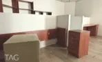 חלל עבודה פתוח עם מחיצות ומדפים במשרד בבית הטקסטיל בתל אביב - תג נכסים