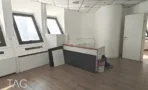 חלל משרד פנוי בבית הטקסטיל עם חלונות משופעים ועמוד מבני עגול - תג נכסים