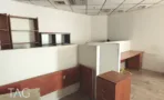 חדר עבודה עם מחיצות ומדפים במשרד להשכרה בבית הטקסטיל בתל אביב - תג נכסים