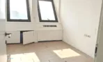 חלונות משופעים ויחידות מיזוג מתחתם במשרד להשכרה בבית הטקסטיל - תג נכסים
