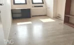 חדר משרד עם ארון כהה מתחת לחלונות בבית הטקסטיל בתל אביב - תג נכסים