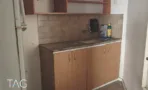 מטבחון עם ארונות עץ ומשטח אבן במשרד להשכרה בבית הטקסטיל - תג נכסים