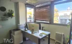 חדר עבודה מואר במשרד להשכרה בבית לב מונטיפיורי תל אביב, שני חלונות עם תריסי עץ ועמדת מחשב