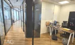 מסדרון וחדר עבודה במשרד במגדל ספיר עם מחיצות זכוכית