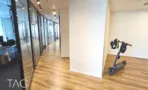 מסדרון המשרד במגדל ספיר לאורך מחיצות הזכוכית