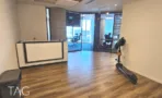 אזור קבלה במשרד במגדל ספיר עם דלפק לבן וחלל עבודה מאחוריו