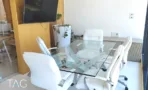 חדר ישיבות עם שולחן זכוכית וכיסאות עור לבנים במשרד 130 מ״ר במגדל רסיטל