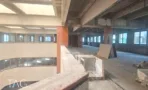 קומת משרדים פתוחה עם תקרת בטון חשופה וחלונות רצועה לאורך החזית, במשרד 3,000 מ