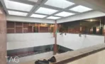 חלל עם תקרת בטון משובצת ומרפסת פנימית שצופה למפלס שמתחת, במשרד 3,000 מ
