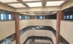חצר פנימית מקורה בתקרת בטון משובצת, ומעליה שורות חלונות בשתי קומות, במשרד 3,000 מ