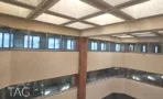 חלונות רצועה ומעקות פנימיים סביב החצר המקורה, במשרד 3,000 מ